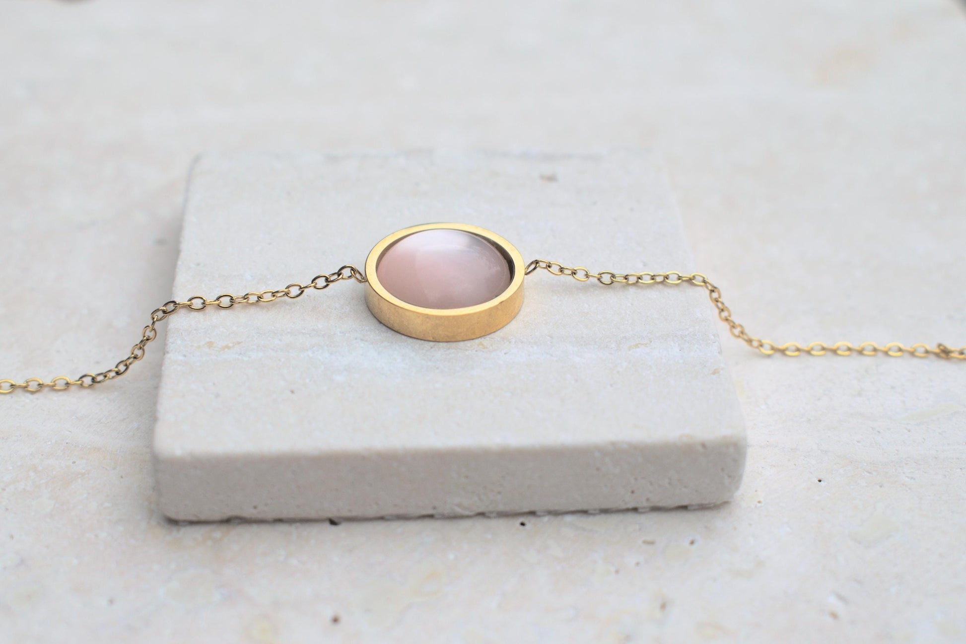 Goldene Kette mit rosa Cabochon, Goldschuck Damen, minimalistischer Schmuck