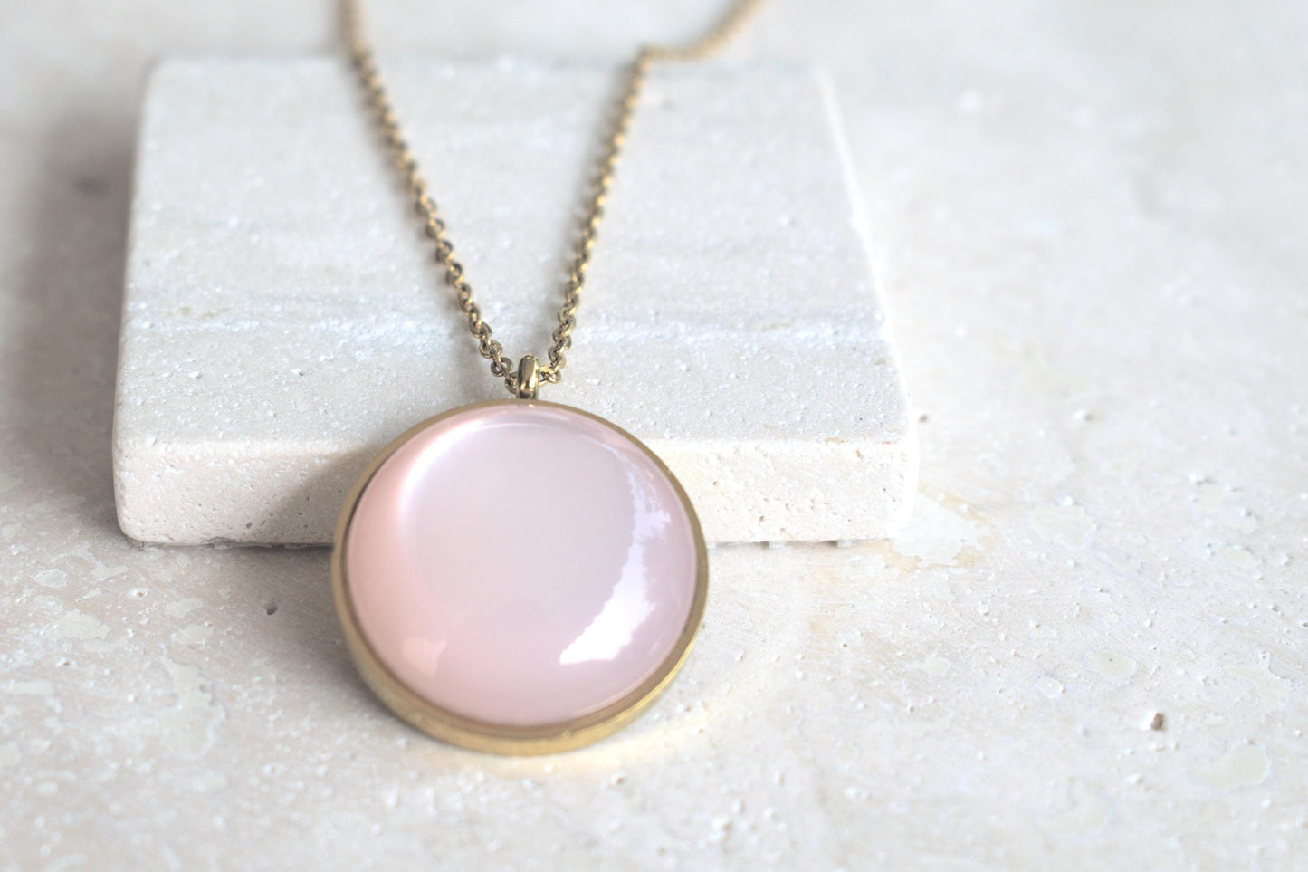 Goldene Kette mit rosa Cabochon, Goldschuck Damen, minimalistischer Schmuck