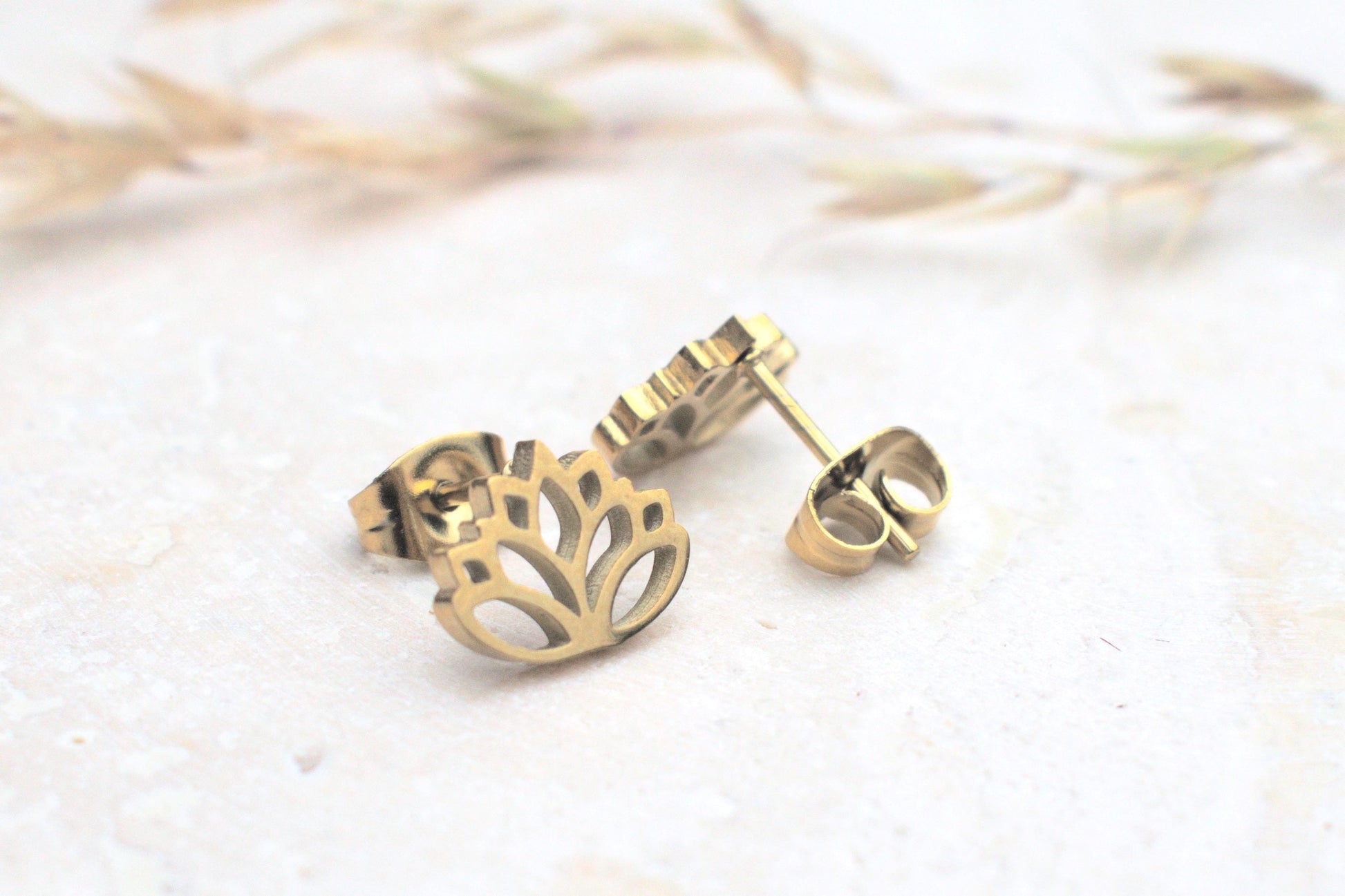 Ohrstecker Lotus Blüte, Lotus Schmuck gold Yoga, Lotus Ohrringe Damen Edelstahl
