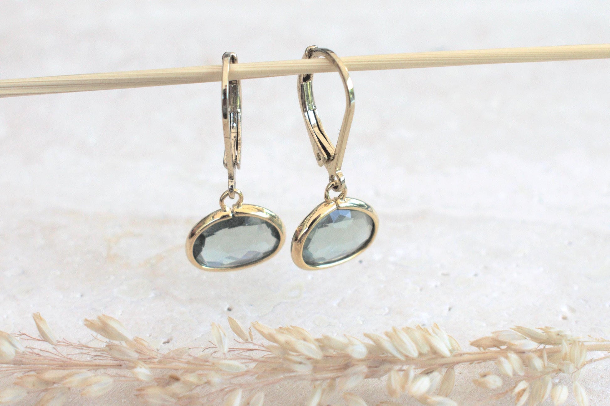 Ohrringe in gold und grau, Hängeohrringe gold Damen, Ohrringe gold grau hängend, Ohrringe grauer Stein, Geschenk für Sie