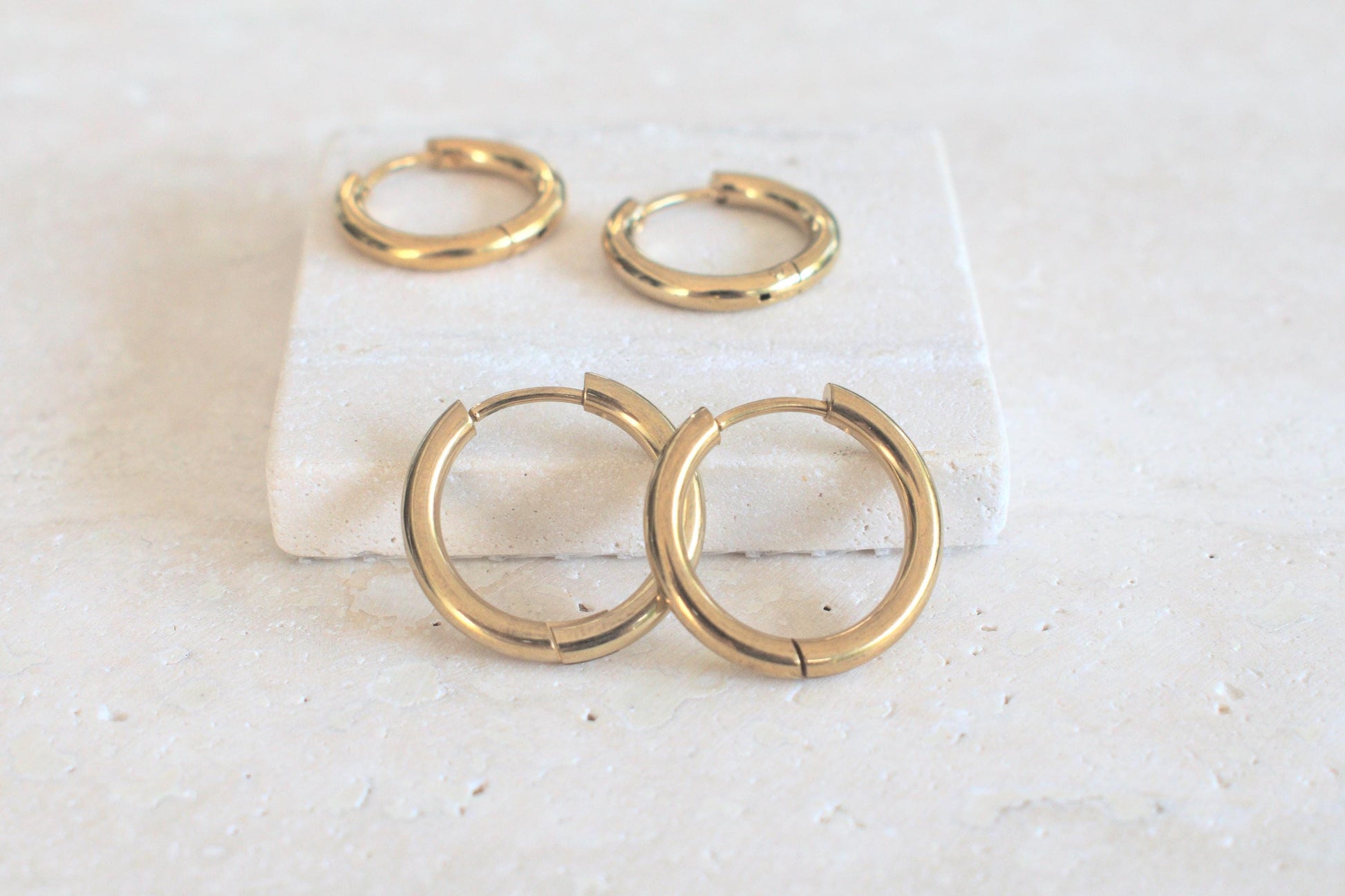 Minimalistische goldene Creolen aus Edelstahl, Creolen Ohrringe für Damen in gold